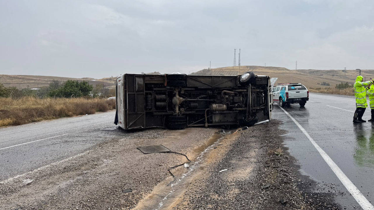 Kırıkkale'de işçi midibüsü devrildi, 14 kişi yaralandı