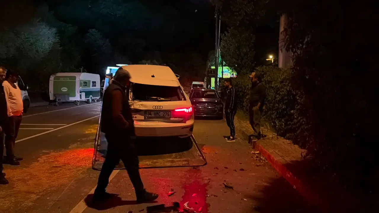 Sarıyer'de otomobil park halindeki 6 araca çarptı, 3 kişi yaralandı