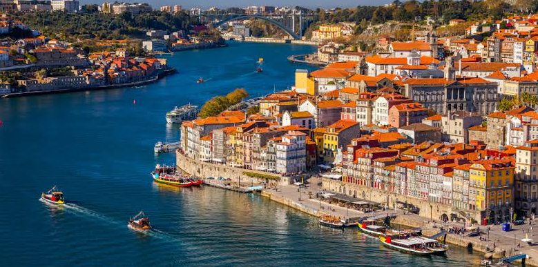 Avrupa’nın ‘huzur ülkesi’nde okullar kapandı, yüzlerce uçuş iptal edildi