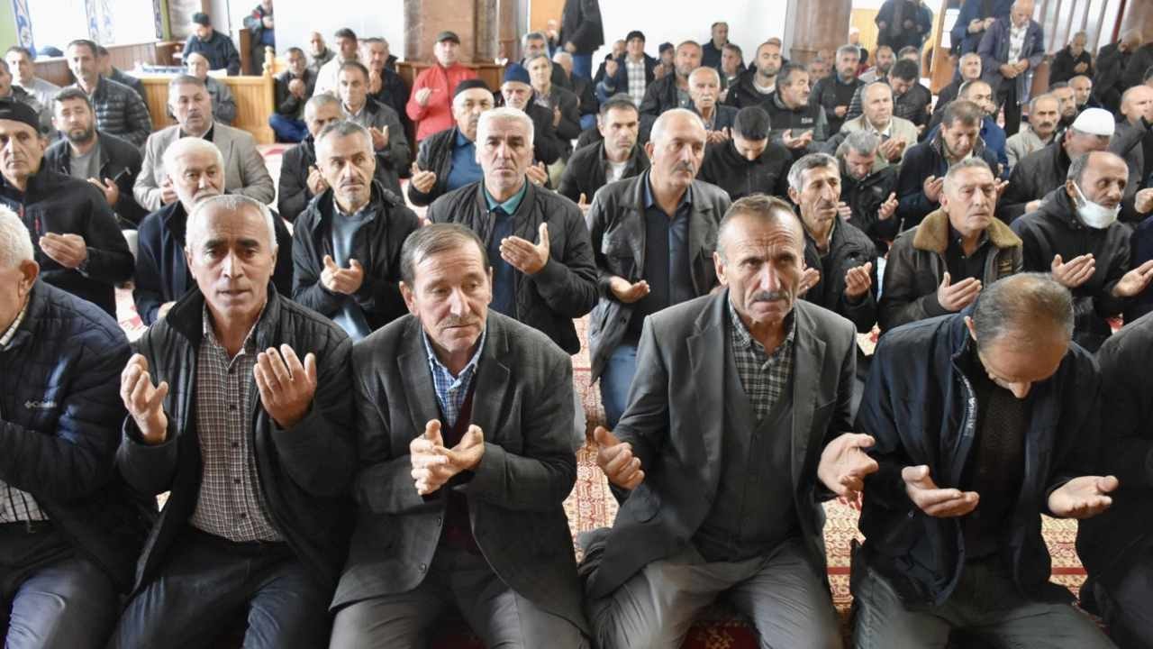 20 gündür yağan yağmur fındık hasadını zora soktu: Camide toplanıp ‘güneş duası’ yaptılar