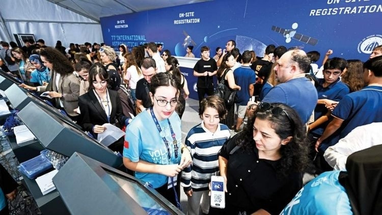 IAC 2026’da Antalya’da uzay kongresinde astronotlar halka imza verdi