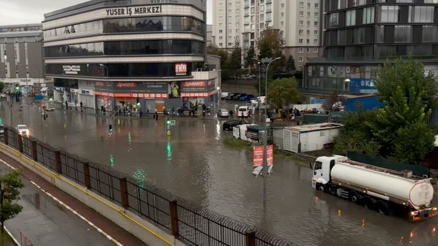 Bursa’da sağanak yağmur; yollar göle döndü