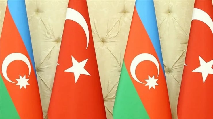 Aliyev’in partisi Erdoğan’ın danışmanını isim vererek eleştirdi: ‘İlişkilere zarar veriyorsun’