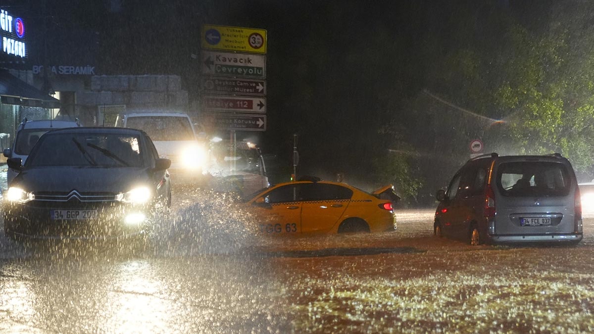 İstanbul son 41 yılın afetini yaşadı; su basmayan yer kalmadı