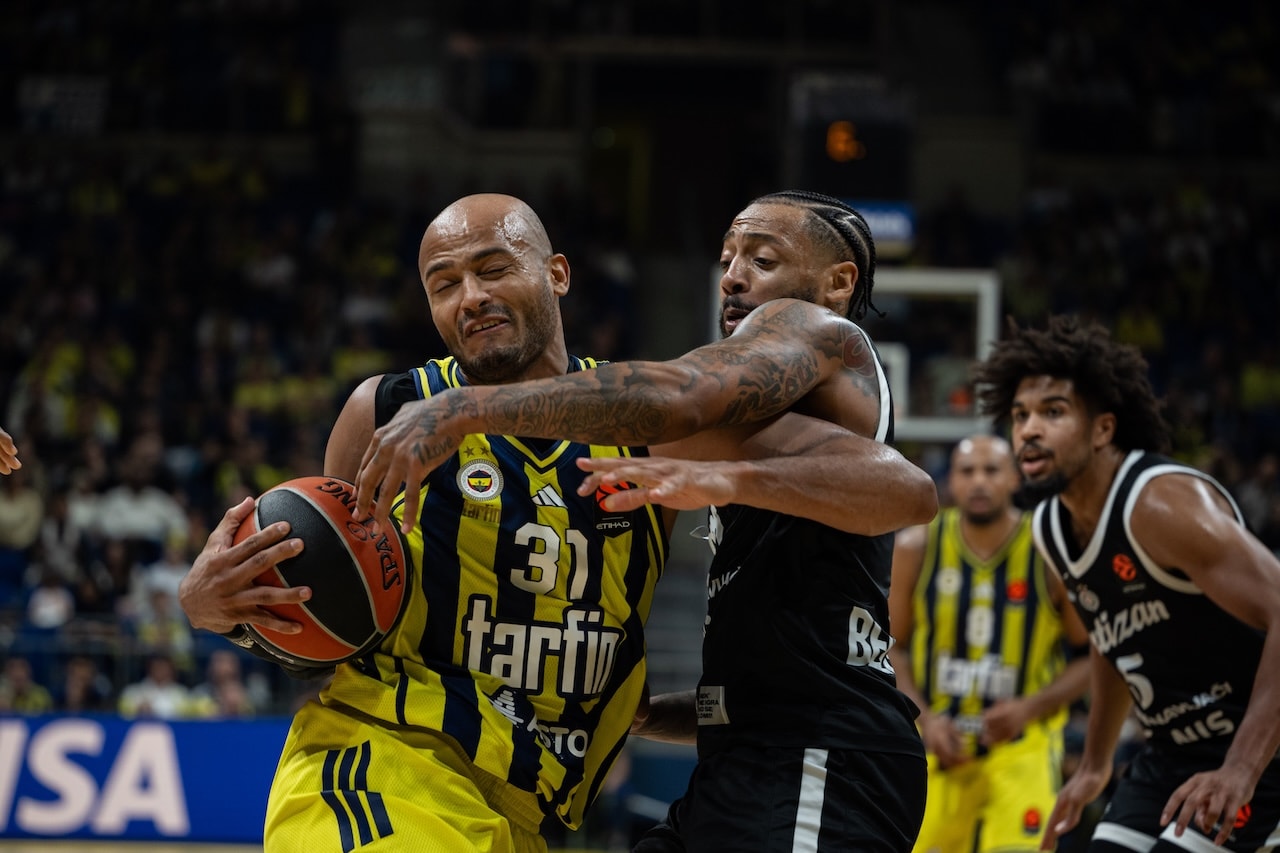 Fenerbahçe çift maç haftasında hata yapmadı