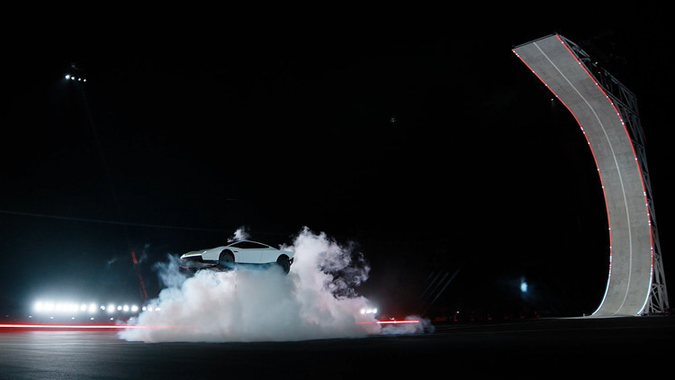 Tesla’dan tek şarjla 1000 km yol giden, fizik kanunlarına meydan okuyan roketli ‘uçan otomobil’