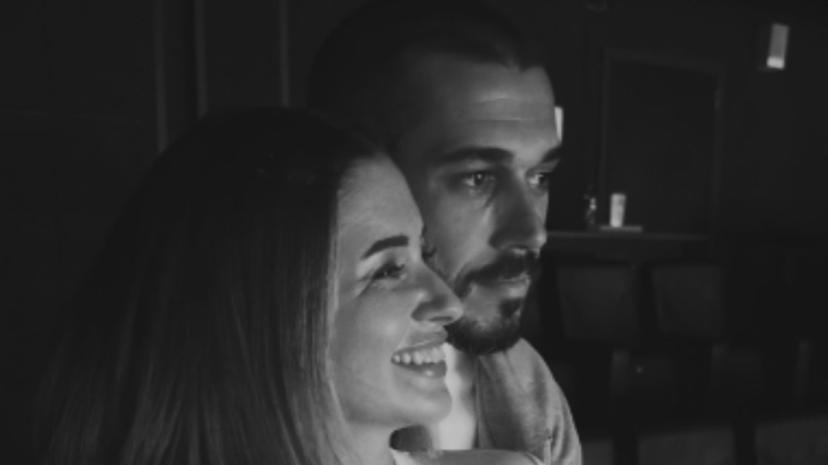 Buse Terim Yalın konserinde aşka geldi: Sevgilisine sarılmaya doyamadı