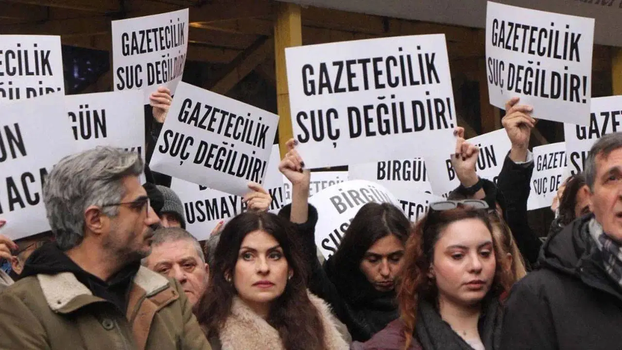 Gazetecilere yönelik baskılara karşı eylemler düzenlendi