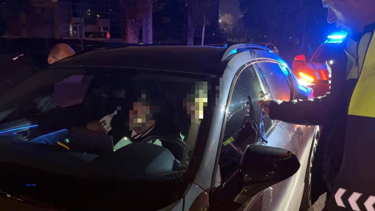 Kırmızı ışıkta beklerken uyuyakaldılar: Polis uyandırdı
