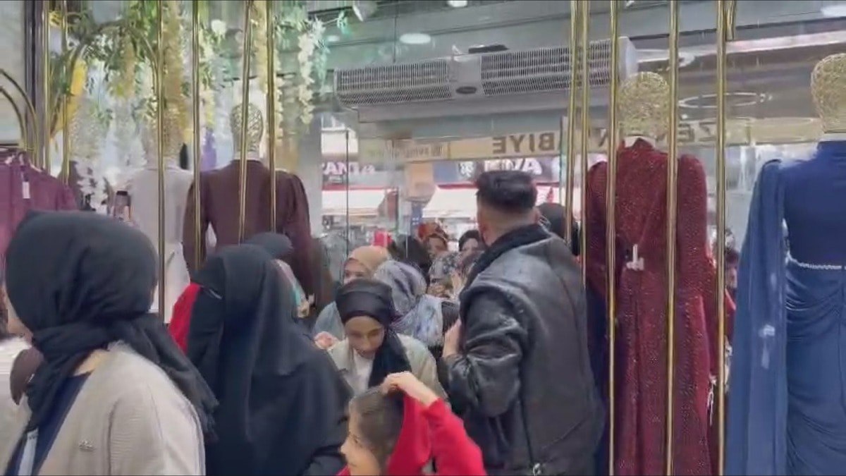 Muharebe gibi izdiham: Ucuza koştular, bir kişi bayıldı, bir kişi yaralandı