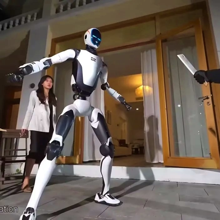 Bu da robot-bodyguard: Havada takla atıyor, bıçaklı saldırgana karşı duruyor